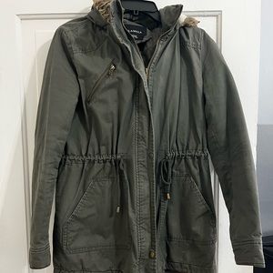 Glamsia size medium, olive green with fur around hood